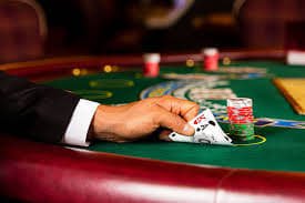 Antarmuka mobile Caribbean Stud Poker cbrbet menampilkan kartu dealer dan opsi taruhan